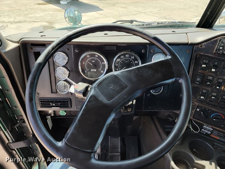 image for item DL6571 2000 International 9100i  semi truck