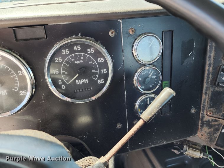 image for item DL6571 2000 International 9100i  semi truck