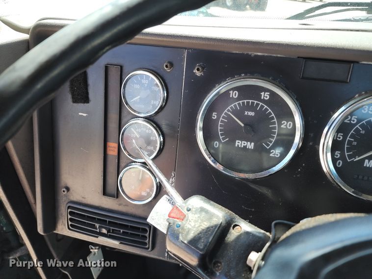 image for item DL6571 2000 International 9100i  semi truck