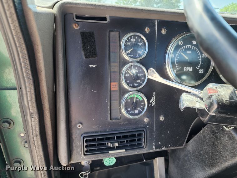 image for item DL6571 2000 International 9100i  semi truck