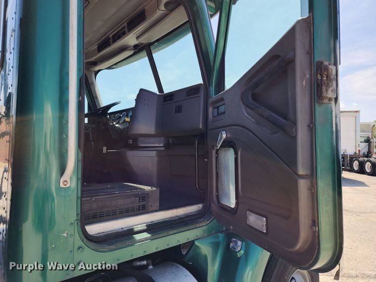 image for item DL6571 2000 International 9100i  semi truck