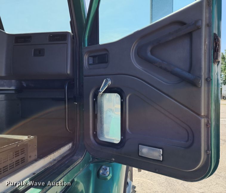 image for item DL6571 2000 International 9100i  semi truck