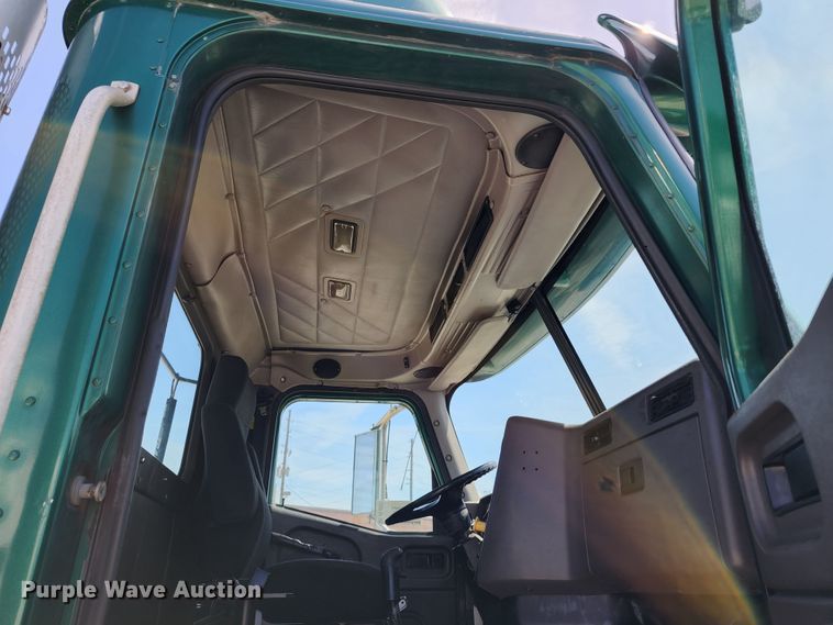 image for item DL6571 2000 International 9100i  semi truck