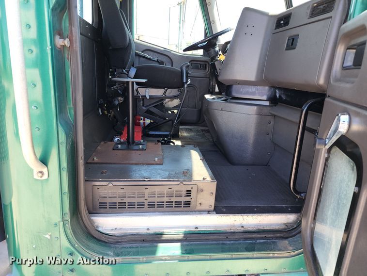 image for item DL6571 2000 International 9100i  semi truck