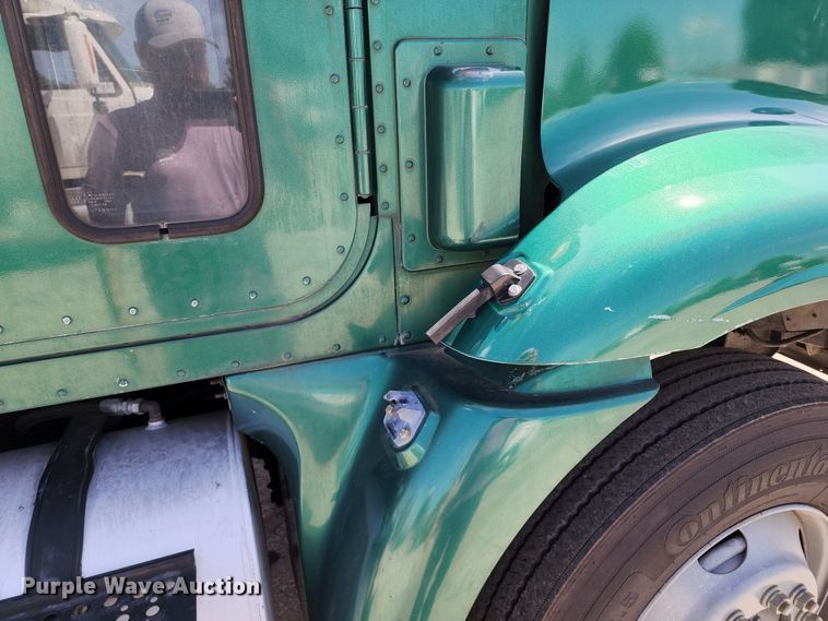 image for item DL6571 2000 International 9100i  semi truck