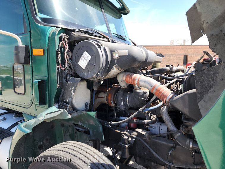 image for item DL6571 2000 International 9100i  semi truck