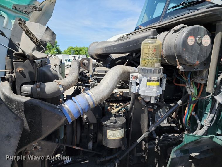 image for item DL6571 2000 International 9100i  semi truck