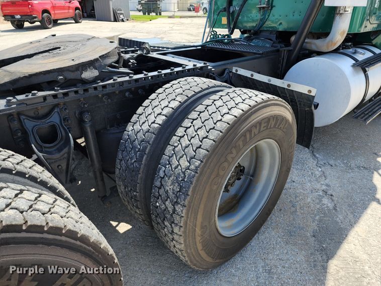 image for item DL6571 2000 International 9100i  semi truck