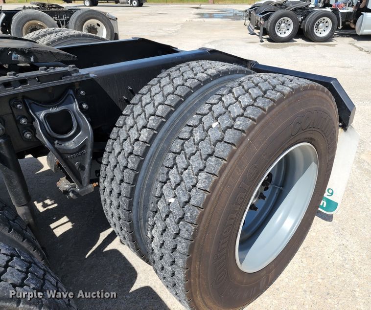 image for item DL6571 2000 International 9100i  semi truck