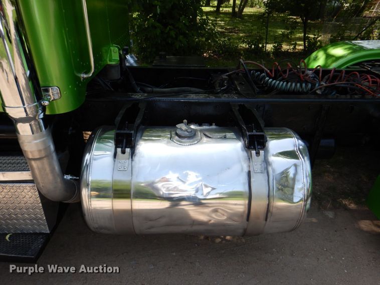 image for item DM2248 2001 Peterbilt 378  semi truck