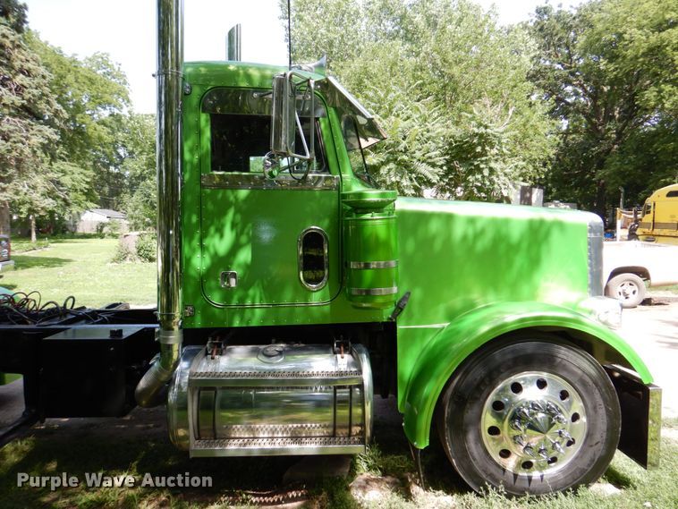 image for item DM2248 2001 Peterbilt 378  semi truck