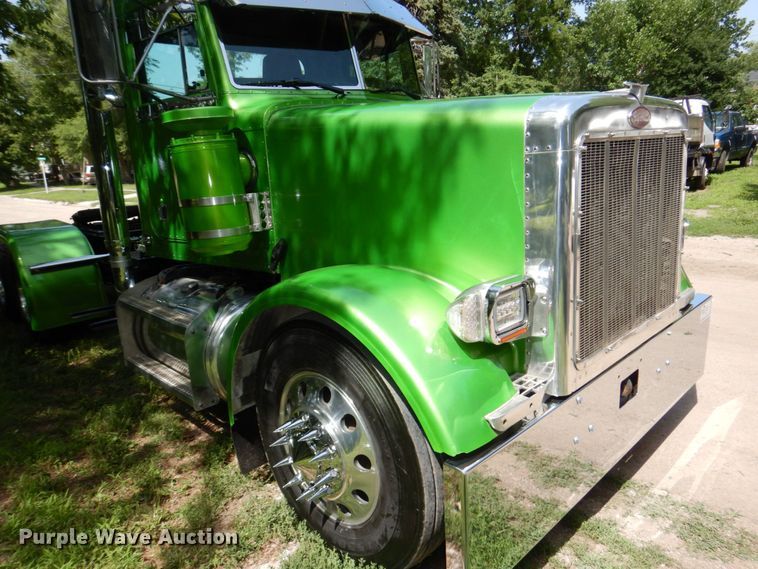 image for item DM2248 2001 Peterbilt 378  semi truck