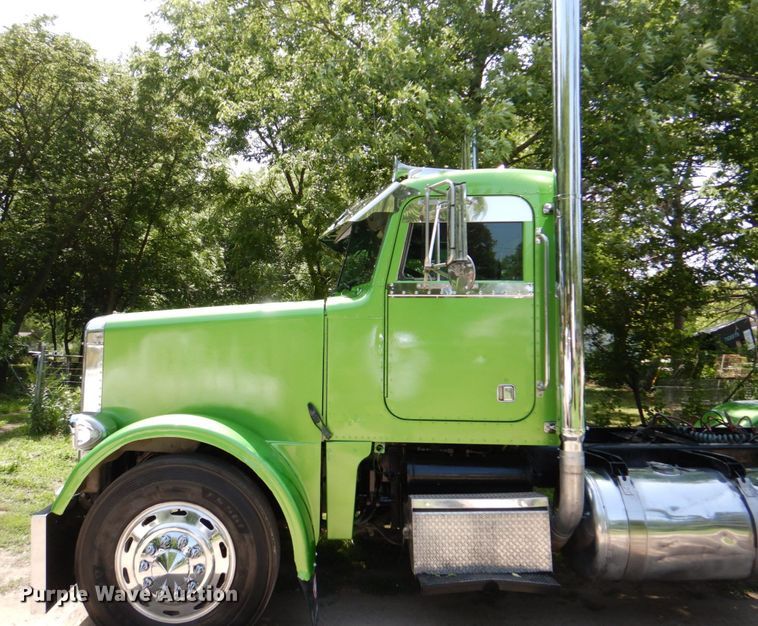 image for item DM2248 2001 Peterbilt 378  semi truck