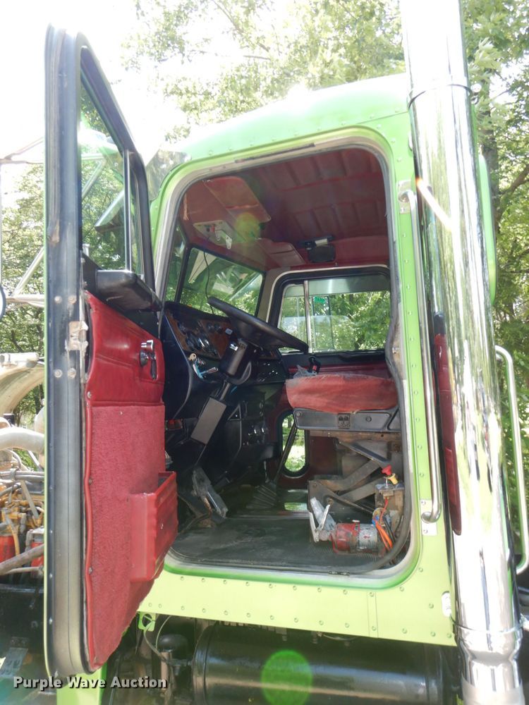 image for item DM2248 2001 Peterbilt 378  semi truck