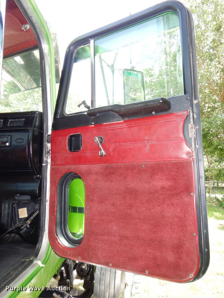 image for item DM2248 2001 Peterbilt 378  semi truck