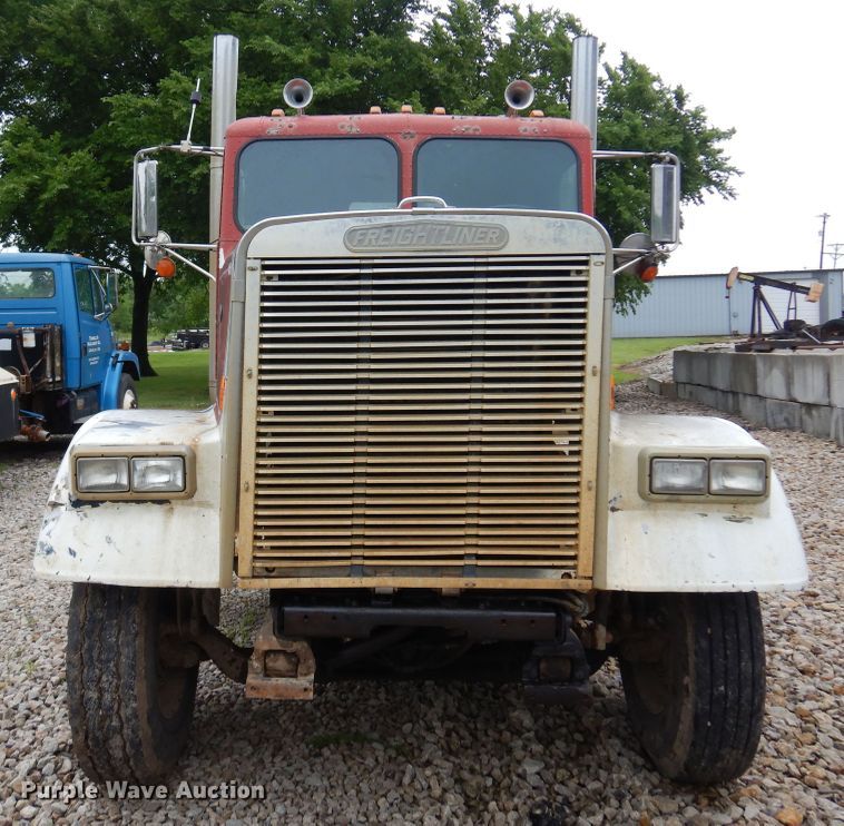 image for item DN0328 1986 Freightliner FLC  truck cab and chassis