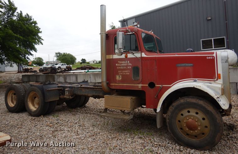 image for item DN0328 1986 Freightliner FLC  truck cab and chassis