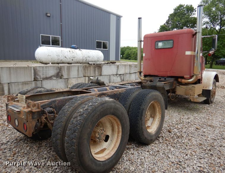 image for item DN0328 1986 Freightliner FLC  truck cab and chassis