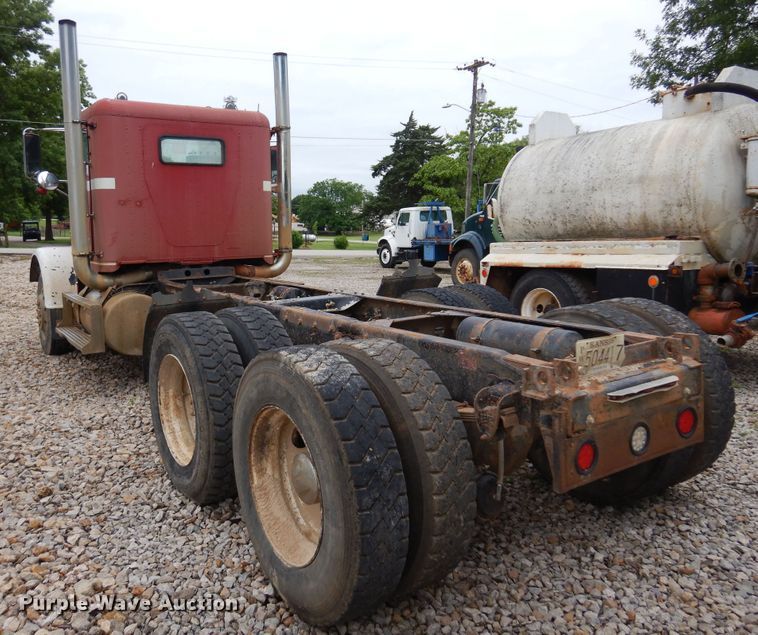 image for item DN0328 1986 Freightliner FLC  truck cab and chassis