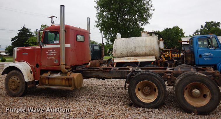 image for item DN0328 1986 Freightliner FLC  truck cab and chassis