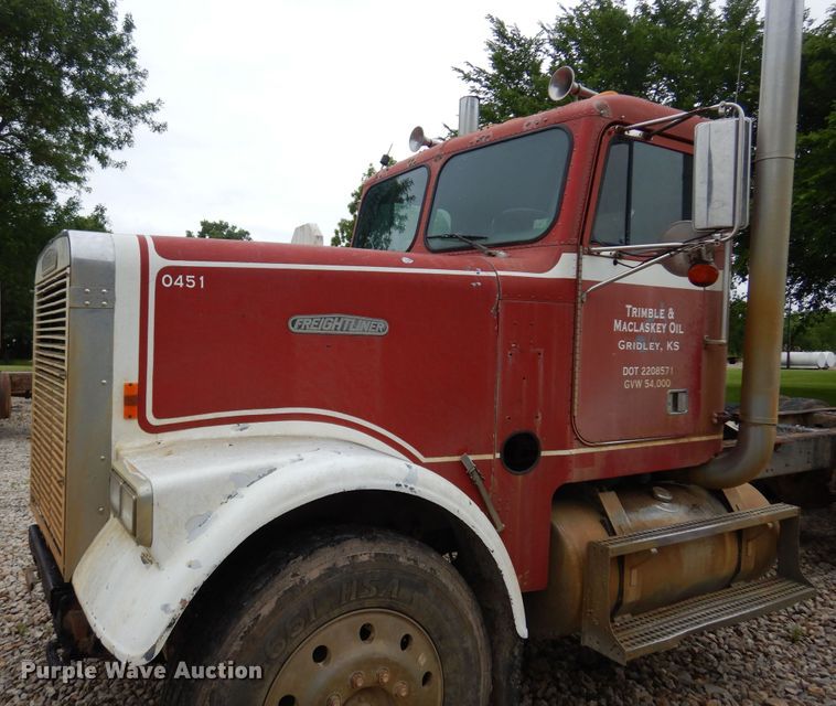 image for item DN0328 1986 Freightliner FLC  truck cab and chassis