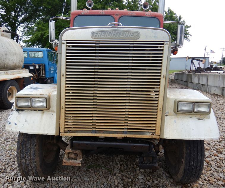 image for item DN0328 1986 Freightliner FLC  truck cab and chassis