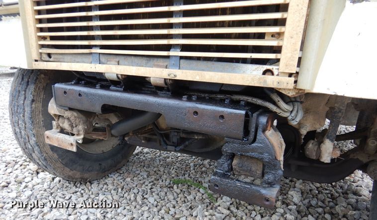 image for item DN0328 1986 Freightliner FLC  truck cab and chassis