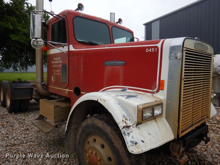 image for item DN0328 1986 Freightliner FLC  truck cab and chassis