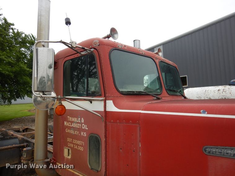 image for item DN0328 1986 Freightliner FLC  truck cab and chassis