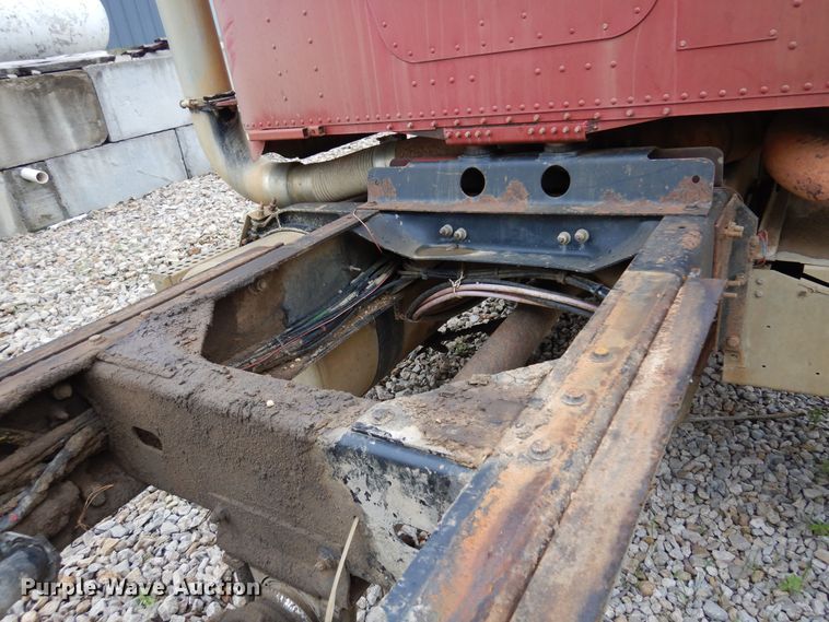 image for item DN0328 1986 Freightliner FLC  truck cab and chassis