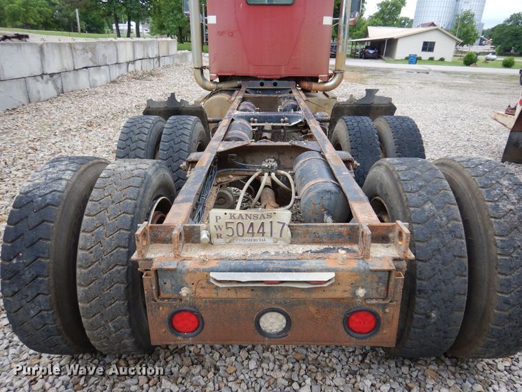 image for item DN0328 1986 Freightliner FLC  truck cab and chassis