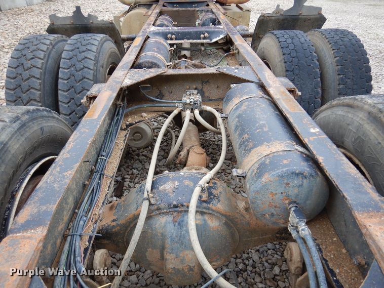 image for item DN0328 1986 Freightliner FLC  truck cab and chassis