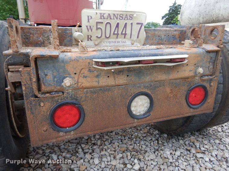 image for item DN0328 1986 Freightliner FLC  truck cab and chassis