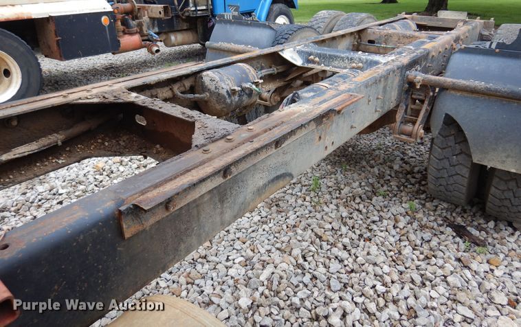 image for item DN0328 1986 Freightliner FLC  truck cab and chassis