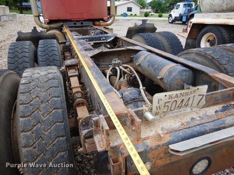 image for item DN0328 1986 Freightliner FLC  truck cab and chassis