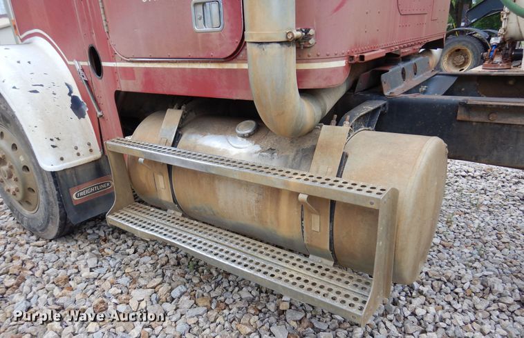 image for item DN0328 1986 Freightliner FLC  truck cab and chassis