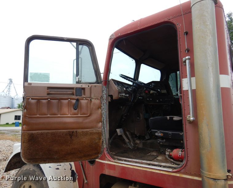 image for item DN0328 1986 Freightliner FLC  truck cab and chassis