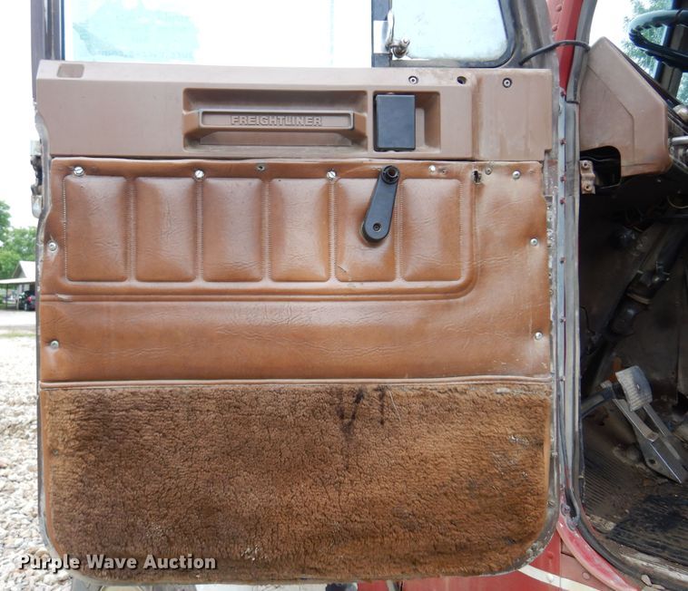 image for item DN0328 1986 Freightliner FLC  truck cab and chassis