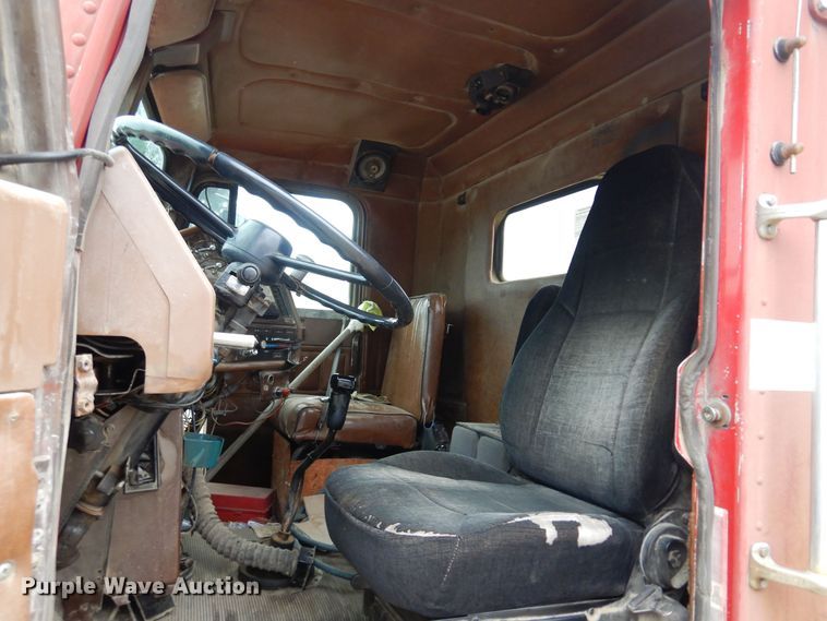 image for item DN0328 1986 Freightliner FLC  truck cab and chassis