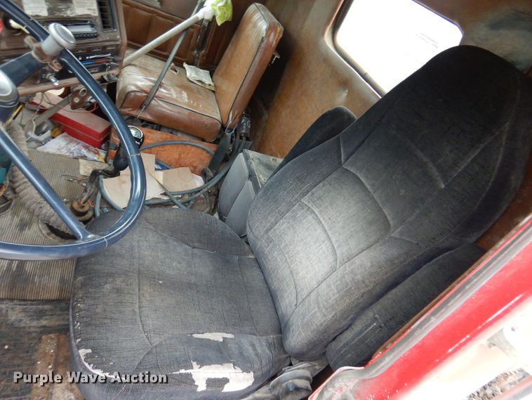 image for item DN0328 1986 Freightliner FLC  truck cab and chassis