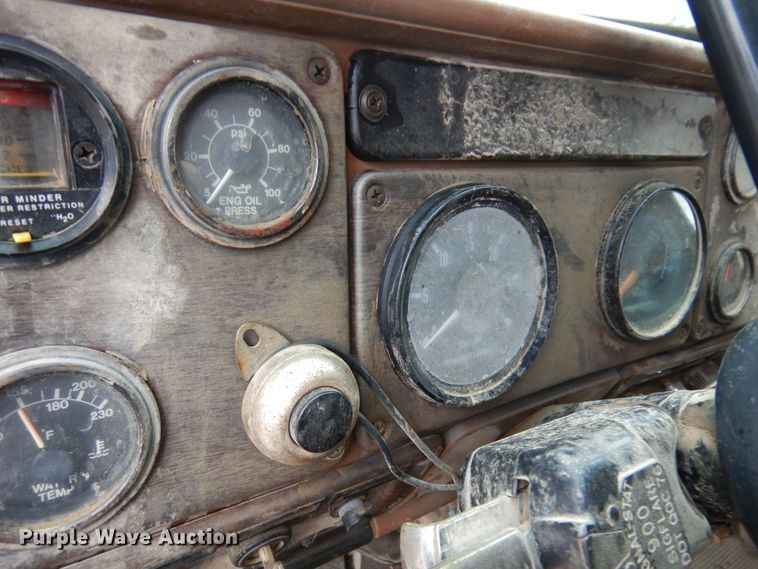 image for item DN0328 1986 Freightliner FLC  truck cab and chassis