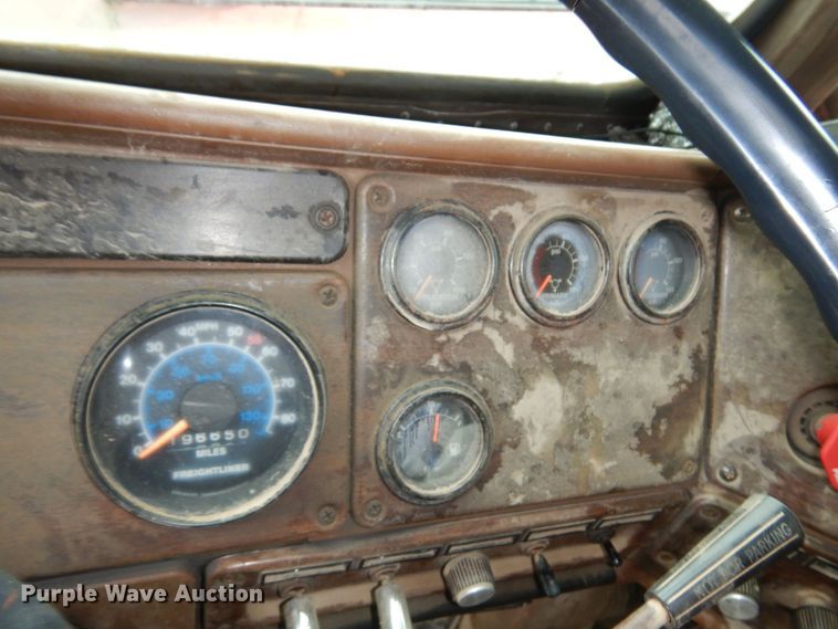 image for item DN0328 1986 Freightliner FLC  truck cab and chassis