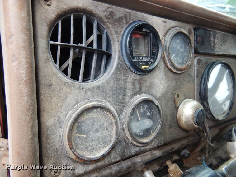 image for item DN0328 1986 Freightliner FLC  truck cab and chassis