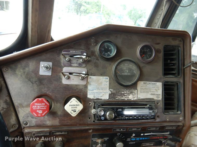 image for item DN0328 1986 Freightliner FLC  truck cab and chassis