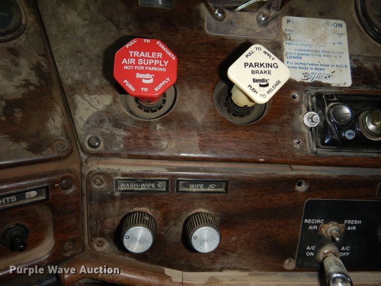 image for item DN0328 1986 Freightliner FLC  truck cab and chassis