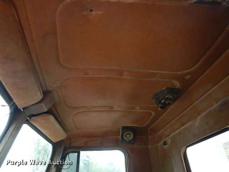 image for item DN0328 1986 Freightliner FLC  truck cab and chassis