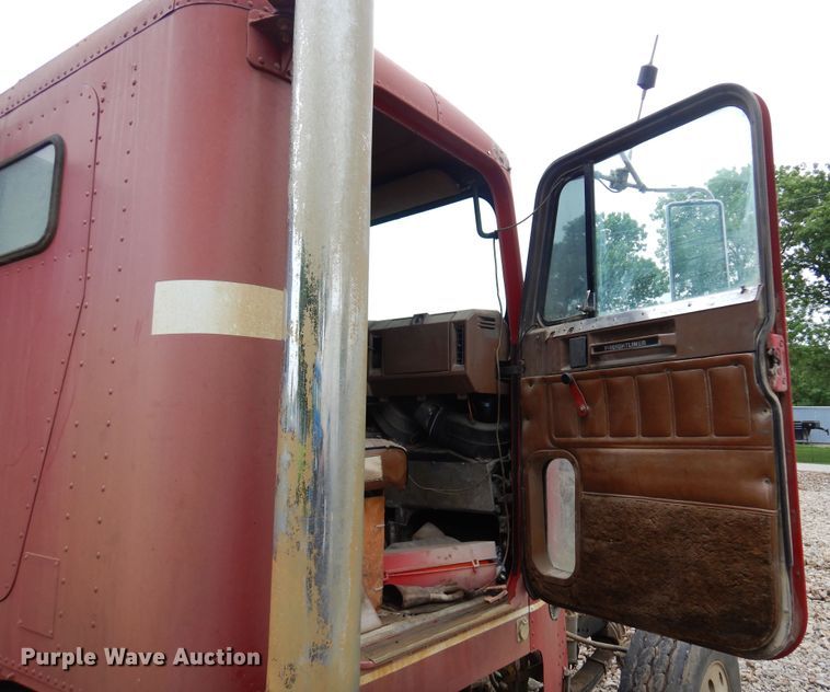 image for item DN0328 1986 Freightliner FLC  truck cab and chassis