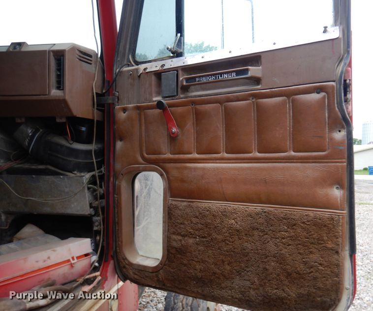 image for item DN0328 1986 Freightliner FLC  truck cab and chassis