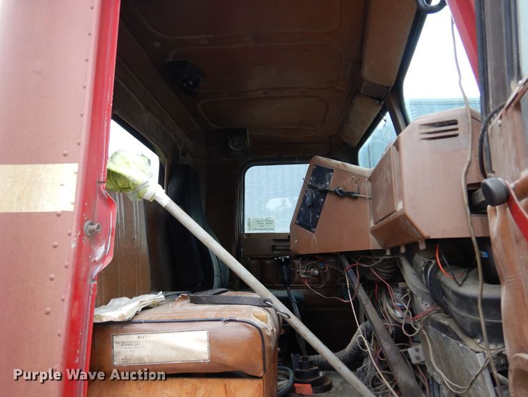 image for item DN0328 1986 Freightliner FLC  truck cab and chassis