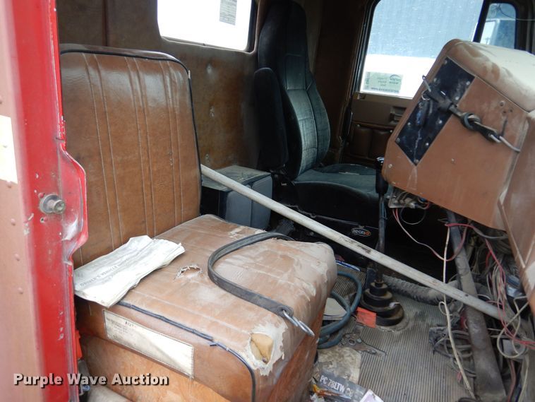 image for item DN0328 1986 Freightliner FLC  truck cab and chassis